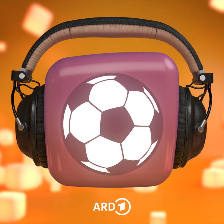 Fußball auf lila Würfel mit Kopfhörern (Foto: SWR)